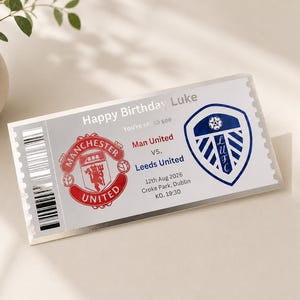 Könnte beinhalten: Ein personalisiertes Ticket mit dem Text "Happy Birthday Luke" zeigt die Logos von Manchester United und Leeds United. Das Ticket weist auf ein Spiel am 12. August 2026 im Croke Park, Dublin, mit Anpfiff um 19:30 Uhr hin.