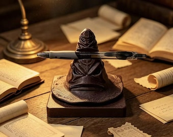 Uchwyt na długopisy w kształcie Tiary Przydziału, dekoracja biurka inspirowana Harrym Potterem, stojak na długopisy drukowany w 3D, wyjątkowy prezent dla fanów HP, akcesoria biurowe w stylu czarodzieja