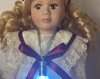 Muñeca encantada activa Christy Spirit Vessel que se comunica mediante péndulo y luz. Artículo de colección vintage.