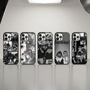 Puede incluir: Cinco fundas negras para smartphone dispuestas en fila, cada una con distintos collages gráficos o diseños de texto en blanco y negro relacionados con el dúo musical Suicideboys, incluyendo imágenes de los artistas, calaveras y el texto G59 y Suicideboys.