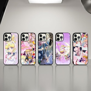 Könnte beinhalten: Fünf Smartphone-Hüllen mit Sailor Moon Anime-Grafiken. Die Designs zeigen Charakterporträts, eine Mondsichel mit einer schwarzen Katze, eine Gruppenszene auf violettem Hintergrund und eine Collage aus Fotos im Polaroid-Stil mit Zauberstäben.