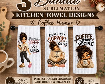Könnte beinhalten: Ein Set aus drei weißen Küchentüchern mit Waffelstruktur, die eine Person mit zerzaustem Haar beim Halten von Kaffeetassen zeigen. Die Designs enthalten den Text Running on COFFEE & CHAOS, EMOTIONAL SUPPORT COFFEE und COFFEE BEFORE PEOPLE.