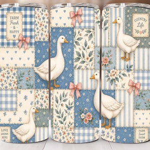Könnte beinhalten: Ein zylindrischer Becher mit einem blau-cremefarbenen Patchwork-Muster, weißen Gänsen, rosa Schleifen und Blumenmotiven. Der Text umfasst "FARM FRESH & HAPPY", "COUNTRY LIFE", "LOVE GROWS HERE" und "FARM SWEET FARM" in rechteckigen Rahmen.