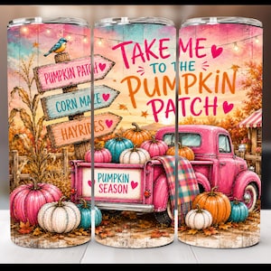Puede incluir: Un vaso cilíndrico con un diseño otoñal que muestra una camioneta rosa, varias calabazas de colores y un poste de madera. El texto dice "Take me to the pumpkin patch", "Pumpkin patch", "Corn maze", "Hayrides" y "Pumpkin season".