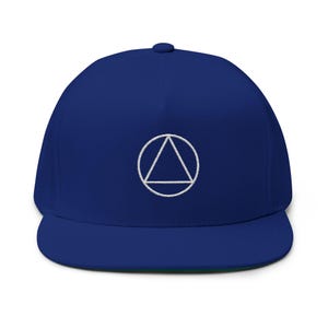 Könnte beinhalten: Eine einfarbige königsblaue Snapback-Cap mit einem weißen, gestickten Kreis, der ein Dreieck umschließt, mittig auf der Vorderseite. Die Mütze hat eine strukturierte Krone, einen flachen Schirm und einen Knopf oben, schlichtes Design.
