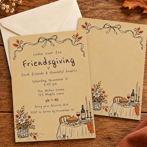 以下が含まれることがあります： クリーム色のFriendsgiving招待状2枚。テーブルセッティング、花、リボンの黒い線画が描かれています。テキストは「come over for Friendsgiving, food, friends & thankful hearts, Saturday, November 21, 6:00 pm, The Miller Home, 123 Maple Lane, Bring your favorite dish, RSVP to Emma by November 14」と記載されています。