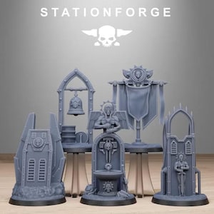 Puede incluir: Una colección de piezas de terreno en miniatura de resina gris de StationForge, que incluye un arco gótico con una campana, un soporte para estandarte, una fuente con una figura alada, una estructura arqueada con una figura y un monumento funerario.