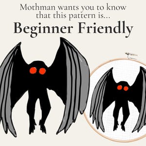 Può includere: Un'illustrazione grafica del Mothman con corpo nero, ali grigie e occhi rosso brillante. Il testo recita: Mothman wants you to know that this pattern is... Beginner Friendly. Un telaio da ricamo in legno mostra lo stesso disegno.