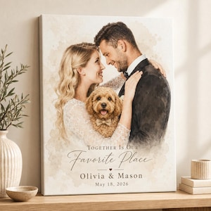 Puede incluir: Un lienzo rectangular con un retrato al estilo acuarela de una pareja y un perro de color marrón dorado. El texto dice Together Our Favorite Place, Olivia & Mason y May 18, 2026. La pareja viste ropa formal y el perro lleva una pajarita.