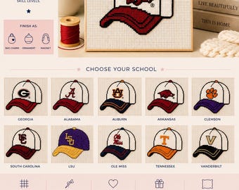 Może przedstawiać: Kolekcja kanw do haftu o nazwie College Hat z ręcznie malowanymi wzorami czapek bejsbolówek różnych uniwersytetów. Kanwa z siatką prezentuje logotypy szkół, takich jak Georgia, Alabama, Auburn, Arkansas, Clemson, South Carolina, LSU, Ole Miss, Tennessee i Vanderbilt. Zestaw zawiera informacje o kanwie mono 18 mesh oraz opcje wykończenia, takie jak zawieszki do toreb, ozdoby i magnesy.