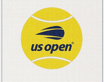 Może przedstawiać: Płótno do haftu z motywem żółtej piłki tenisowej oraz ciemnoniebieskim logo i grafiką US Open. Wzór jest wyśrodkowany na białym tle w kratkę, z napisem Taylor & Kobi Needlepoint oraz 18 mesh wydrukowanym na dole.