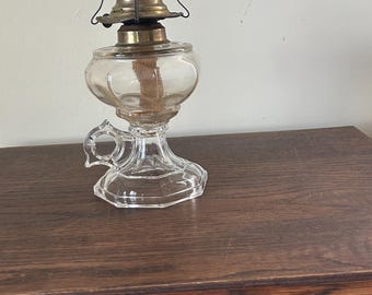 Vintage klare Pressglas Finger-Öllampe mit Messingbrenner / antike Petroleumlampe, Bauernhaus Cottage Dekor / viktorianische Beleuchtung.