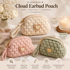 Può includere: Tre pochette realizzate a mano all'uncinetto nei colori crema, rosa cipria e verde salvia. Ogni pochette presenta un motivo a punti testurizzato, una cerniera dorata, un cinturino da polso abbinato e un'etichetta in legno a forma di cuore.