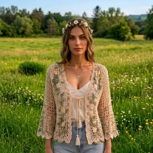 Cardigan all'uncinetto con farfalle stravaganti: il capo perfetto per un look fairycore. Tutorial PDF passo passo per principianti e di livello intermedio.