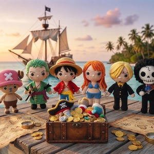 Könnte beinhalten: Sechs gehäkelte Puppen, die Charaktere aus One Piece darstellen, stehen auf einem Holzsteg. Die Puppen umfassen ein Rentier mit rosa Hut, einen grün gekleideten Schwertkämpfer, einen Kapitän mit Strohhut, eine Frau mit orangefarbenem Haar, einen blonden Mann und ein Skelett.