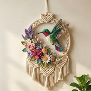 Virkad kolibri makramébågemönster, 3D-blomkrans väggbonad handledning, blommig mandala dekor, texturerad amigurumi fågel PDF