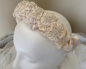 Diadema nupcial / tocado acolchado / rosetas de satén color marfil y perlas / diadema de primera comunión / corona nupcial