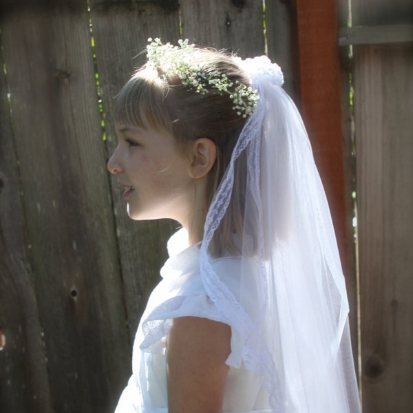 Voile de première communion deux épaisseurs en tulle blanc ou ivoire avec bordure en dentelle et petite perle à volants et bandeau en dentelle