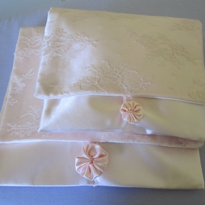 Wäschebeutel aus Spitze und Satin mit BlumenborteNeues, handgefertigtes Zweierset.