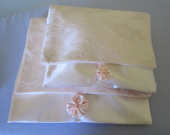 Bolsas de lencería de encaje y satén con ribete floral. Nuevo conjunto de dos hecho a mano.