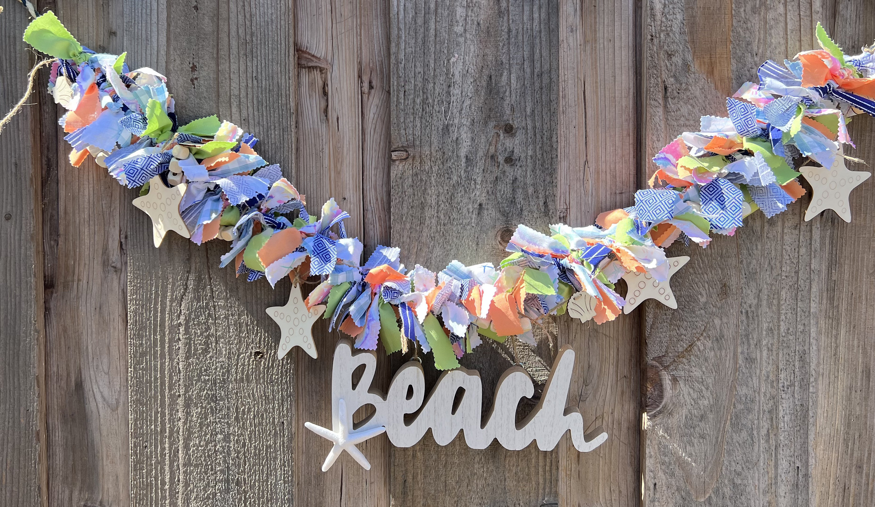 Met lapjes gebonden strand-/zomerslinger/met schelp- en zeesterdecoraties