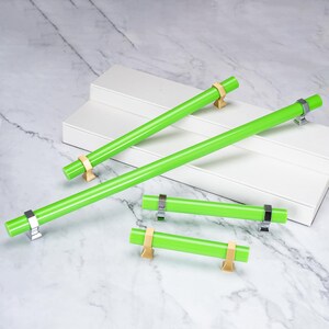 Tiradores de cajón de acrílico verde, tiradores de armario con bases de latón/cromo, espaciado de orificios personalizado.
