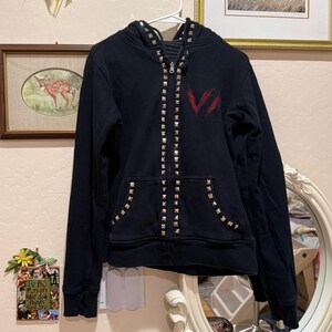 Y2K Punk Nieten Schwarze Fledermaus Hoodie Benutzerdefinierte 1/1 Hand Nieten Metalcore.