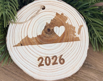 Ornamento personalizzato in legno, fetta di legno naturale incisa al laser con bordo a corteccia.