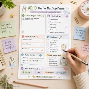 Peut inclure: Un planificateur en papier blanc intitul&eacute; ADHD One Tiny Next Step Planner avec sept sections num&eacute;rot&eacute;es pour la gestion des t&acirc;ches. Le planificateur pr&eacute;sente des cases aux tons pastel, des listes de contr&ocirc;le et du texte motivant.