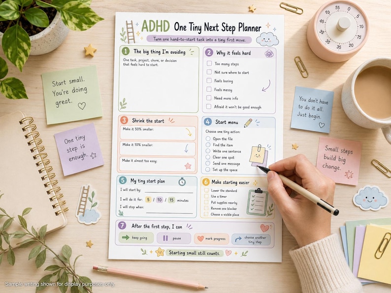 Peut inclure: Un planificateur en papier blanc intitul&eacute; ADHD One Tiny Next Step Planner avec sept sections num&eacute;rot&eacute;es pour la gestion des t&acirc;ches. Le planificateur pr&eacute;sente des cases aux tons pastel, des listes de contr&ocirc;le et du texte motivant.