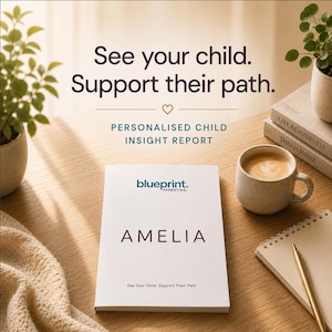 Könnte beinhalten: Eine weiße Broschüre mit dem Titel AMELIA und dem Text blueprint. PARENTING sowie See Your Child. Support Their Path. Die Broschüre liegt auf einer Holzoberfläche neben einer Kaffeetasse, einem Spiralblock, einem goldenen Stift und zwei Topfpflanzen.