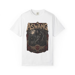 Op de afbeelding: Wit T-shirt met een grafisch ontwerp met het woord "ASWANG" in een gestileerd lettertype. Het ontwerp bevat een donkere illustratie van een wezen en tekst aan de onderkant. Het shirt is gemaakt van een zacht materiaal.