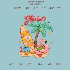 Könnte beinhalten: Ein Stickmuster für Maschinen mit dem Text Aloha, einem gelben Surfbrett mit weißen Gänseblümchen, einer Palme, einem rosa Flamingo-Schwimmring mit grünem Kokosnussgetränk, einem blauen Eimer, einer roten Harke und einem gelben Seestern auf Sand.