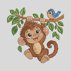 Puede incluir: Un diseño de bordado que muestra un mono marrón con vientre color canela claro colgado de una rama de árbol marrón con hojas verdes. Un pequeño pájaro azul y canela está posado en la rama junto al mono. El mono tiene ojos grandes y sonríe.