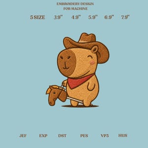 Op de afbeelding: Machineborduurontwerp van een beige capibara met een bruine cowboyhoed en een rode bandana, die een klein bruin stokpaardje vasthoudt. Tekst: EMBROIDERY DESIGN FOR MACHINE, 5 SIZE, 3.9", 4.9", 5.9", 6.9", 7.9", JEF, EXP, DST, PES, VP3, HUS.
