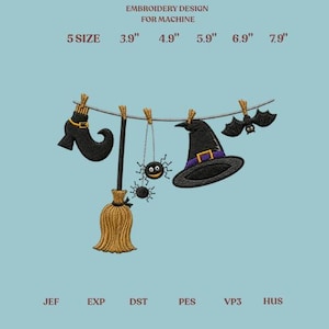 以下が含まれることがあります： ミシン刺繍デザイン。物干しロープに黒いブーツ、ほうき、クモ、紫色の帯が付いた魔女の帽子、コウモリが吊るされている。テキスト：EMBROIDERY DESIGN FOR MACHINE, 5 SIZE, 3.9", 4.9", 5.9", 6.9", 7.9", JEF, EXP, DST, PES, VP3, HUS.