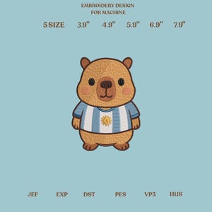 Peut inclure: Motif de broderie machine représentant un quokka brun portant un t-shirt à rayures bleu clair et blanc avec un emblème de soleil jaune. Texte : EMBROIDERY DESIGN FOR MACHINE, 5 SIZE, 3.9", 4.9", 5.9", 6.9", 7.9", JEF, EXP, DST, PES, VP3, HUS.