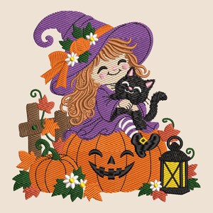 Könnte beinhalten: Ein Stickmuster mit einer Zeichentrickfigur mit braunen Haaren, die einen violetten Hexenhut und ein Kleid trägt und eine schwarze Katze hält. Die Figur sitzt auf einem großen orangefarbenen Kürbis neben einem Zaun und einer Laterne.