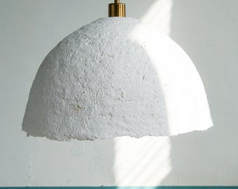Grande suspension en papier mâché - Dôme Wabi Sabi avec billets de banque recyclés