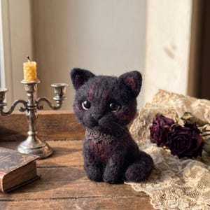 Kit de fieltro de aguja para felinos con collar de encaje gótico burdeos y bandeja de madera antigua para decoración.