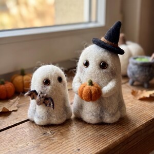 Kit de fieltro con aguja para escultura de espectro de Halloween "Dúo Fantasma" en blanco roto, naranja y ébano.