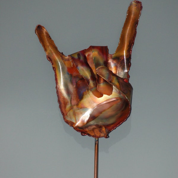 ROCK ON GARDEN STAKE: Escultura de metal con arte de jardín de cobre.