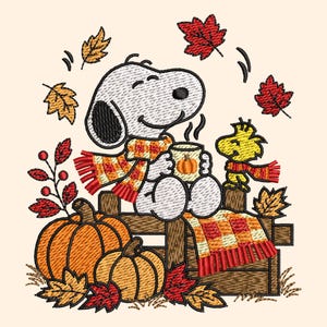 Könnte beinhalten: Ein Stickmuster mit einem weißen Beagle, der einen karierten Schal trägt, eine Tasse mit Kürbis-Grafik hält und mit einem gelben Vogel auf einem Holzzaun sitzt. Zwei orangefarbene Kürbisse, herbstliche Blätter und eine karierte Decke sind abgebildet.