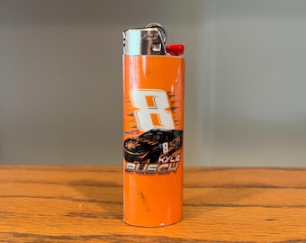 Encendedor personalizado hecho a mano inspirado en K Busch. Artículo de colección único para aficionados a las carreras. Regalo hecho a mano.