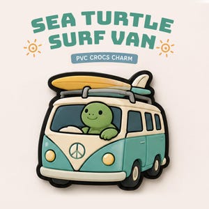 Puede incluir: Un charm de PVC para calzado con una tortuga marina verde claro conduciendo una furgoneta color verde azulado y blanco con una tabla de surf amarilla en el portaequipajes. La furgoneta tiene un signo de paz. El texto dice SEA TURTLE SURF VAN y PVC CROCS CHARM.