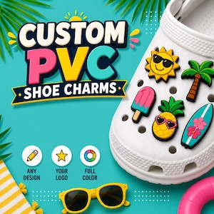 Può includere: Una scarpa a zoccolo bianca decorata con ciondoli colorati in PVC a forma di sole, palma, ghiacciolo, ananas e tavola da surf. Il testo CUSTOM PVC SHOE CHARMS è visualizzato accanto a icone per qualsiasi design, logo e opzioni a colori.