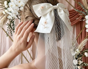 Handbroderad brudslöja med rosett, elfenbensfärgad satinhårspänne i fågelbur, bröllopsaccessoar