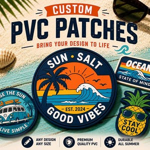 Peut inclure: Trois écussons en PVC circulaires et rectangulaires avec des graphismes colorés sur le thème de la plage. Un écusson montre un van avec le texte CHASE THE SUN LIVE SIMPLE, un autre un coucher de soleil avec SUN SALT GOOD VIBES EST. 2024, et un ananas avec STAY COOL.