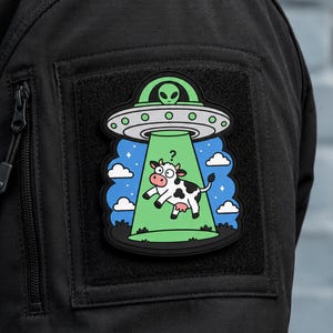 Écusson humoristique en PVC « Enlèvement de vache par des extraterrestres » – Badge Velcro à rayons extraterrestres