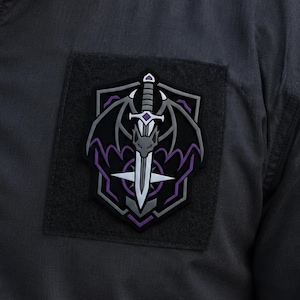 Gotische vleermuisdolk PVC-patch | Fantasy tactisch zwaardembleem met klittenbandsluiting voor rugzakken, vesten en jassen